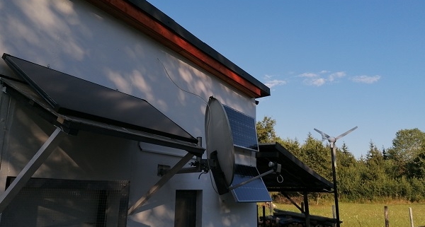 Unsere Stromerzeugung mit Solarmodule und Windkraftanlage