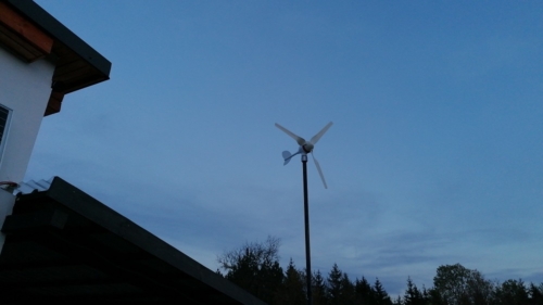 Unsere Windkraftanlage ist jetzt knapp über dem Nebengebäude